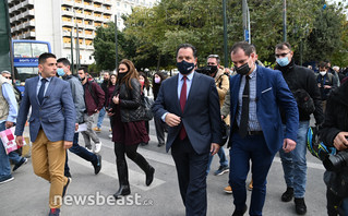 Ο Άδωνις Γεωργιάδης περπατά στην πλατεία Συντάγματος όπου πραγματοποιείται διαμαρτυρία επαγγελματιών στην εστίαση