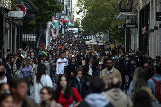 Κοσμοπλημμύρα στην Ερμού Κοσμοπλημμύρα στην Ερμού