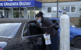 Δραματική η κατάσταση στη Ρουμανία – Ασθενείς Covid σε ΙΧ με οξυγόνο γιατί δεν υπάρχουν κρεβάτια Δραματική η κατάσταση στη Ρουμανία – Ασθενείς Covid σε ΙΧ με οξυγόνο γιατί δεν υπάρχουν κρεβάτια