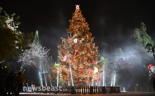 Χριστούγεννα 2021: Ανάβει το χριστουγεννιάτικο δέντρο στο Σύνταγμα – Δείτε φωτογραφίες και βίντεο