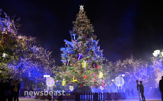 Χριστούγεννα 2021: Ανάβει το χριστουγεννιάτικο δέντρο στο Σύνταγμα – Δείτε φωτογραφίες και βίντεο
