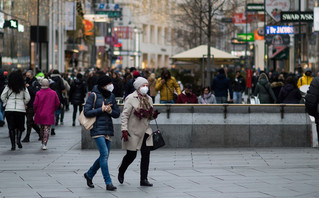 Κόσμος με μάσκες περπατά σε εμπορικό δρόμο στη Βιέννη