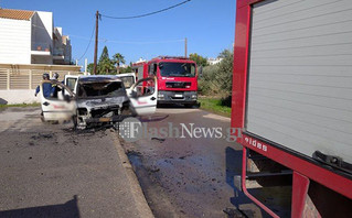 Πυροσβεστική σε δρόμο όπου πήρε φωτιά αυτοκίνητο