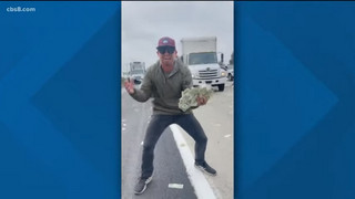 Η πόρτα ενός θωρακισμένου βαν μεταφοράς χρημάτων άνοιξε σε αυτοκινητόδρομο της Καλιφόρνια και&#8230; έβρεξε λεφτά
