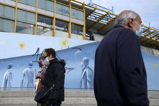 Άνθρωποι με μάσκες για να προστατευθούν από τον κορονοϊό Άνθρωποι με μάσκες για να προστατευθούν από τον κορονοϊό