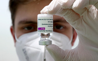 Κορονοϊός: Οι τρεις δόσεις του εμβολίου της AstraZeneca προστατεύουν από τη μετάλλαξη Όμικρον