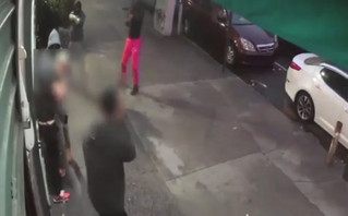 Το σοκαριστικό βίντεο από την εκτέλεση άντρα στη μέση του δρόμου που κατέγραψαν οι κάμερες ασφαλείας