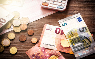Χρήματα ευρώ πάνω στο τραπέζι