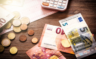 Χρήματα ευρώ πάνω στο τραπέζι Χρήματα ευρώ πάνω στο τραπέζι