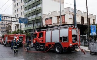 Φωτιά σε αποθήκη στον Πειραιά