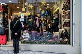 Χριστουγεννιάτικος στολισμός σε κατάστημα στην Αθήνα