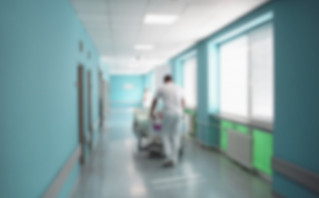 Νοσηλευτής περπατάει σε διάδρομο νοσοκομείου Νοσηλευτής περπατάει σε διάδρομο νοσοκομείου