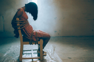 Γυναίκα δεμένη με σκοινί σε καρέκλα