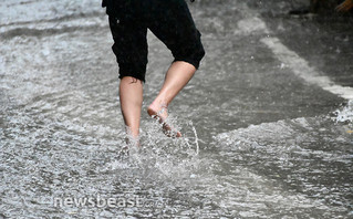 Ξυπόλητη γυναίκα μετά τη βροχή στο Μοναστηράκι