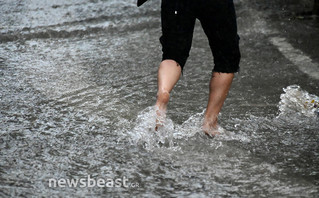 Γυναικεία πόδια στα νερά της βροχής