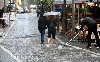 Δύο γυναίκες ξυπόλητες στα νερά της βροχής στο Μοναστηράκι