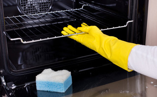 TikTok: Το περίεργο κόλπο καθαρισμού για τον φούρνο που λειτουργεί πραγματικά