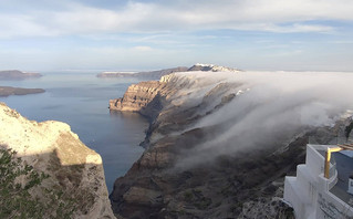 Sea Smoke: Νησιά «εξαφανίστηκαν» μέσα στην ομίχλη – Εικόνα που κόβει την ανάσα από τη Σαντορίνη