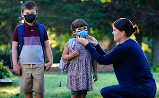 Παιδιά φοράνε μάσκα