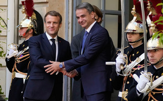 Kyriakos Mitsotakis in Paris for the Conference on Libya.  Handshake with Macron