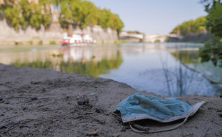 Πεταμένη μάσκα Πεταμένη μάσκα