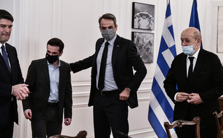 Ο Μητσοτάκης με τον Κωνσταντίνο και τον Γάλλο υπουργό Εξωτερικών