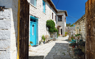 Πέτρινα κτίσματα στο Μονοδένδρι Πέτρινα κτίσματα στο Μονοδένδρι