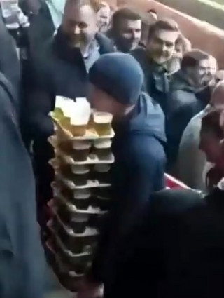 «Εσύ πήρες 48; Εγώ θα κουβαλήσω 64»: Οπαδός της Τβέντε γίνεται viral κουβαλώντας δεκάδες ποτήρια μπύρας