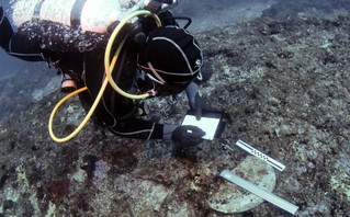 Δύτης στον χώρο του ναυαγίου των Αντικυθήρων Δύτης στον χώρο του ναυαγίου των Αντικυθήρων