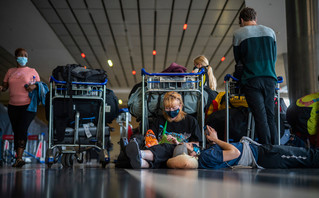 Επιβάτες στο αεροδρόμιο του Άμστερνταμ