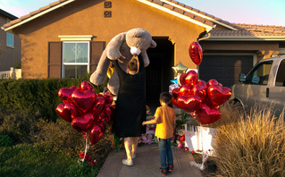 Γειτόνισσα αφήνει έναν μεγάλο αρκούδο στο σπίτι στην Καλιφόρνια όπου ζούσαν τα 13 παιδιά, μετά τη σύλληψη των γονιών