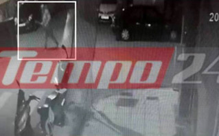 Σπάει αυτοκίνητα και φοβίζει καταστηματάρχες και περαστικούς Σπάει αυτοκίνητα και φοβίζει καταστηματάρχες και περαστικούς
