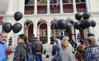 Πάτρα: Διαμαρτυρία με μαύρα μπαλόνια, πορεία και λουκέτα στην εστίαση