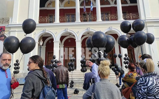 Πάτρα: Διαμαρτυρία με μαύρα μπαλόνια, πορεία και λουκέτα στην εστίαση Πάτρα: Διαμαρτυρία με μαύρα μπαλόνια, πορεία και λουκέτα στην εστίαση