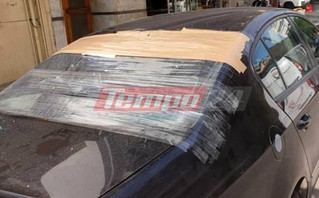 Σπάει αυτοκίνητα και φοβίζει καταστηματάρχες και περαστικούς Σπάει αυτοκίνητα και φοβίζει καταστηματάρχες και περαστικούς