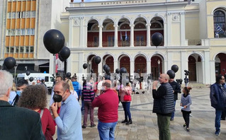 Πάτρα: Διαμαρτυρία με μαύρα μπαλόνια, πορεία και λουκέτα στην εστίαση