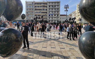 Πάτρα: Διαμαρτυρία με μαύρα μπαλόνια, πορεία και λουκέτα στην εστίαση