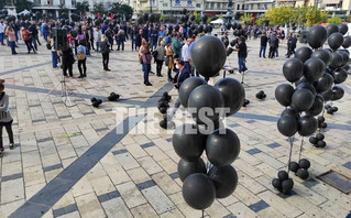 Πάτρα: Διαμαρτυρία με μαύρα μπαλόνια, πορεία και λουκέτα στην εστίαση