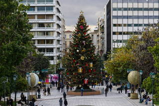 Κόσμος στην πλατεία Συντάγματος με το χριστουγεννιάτικο δέντρο