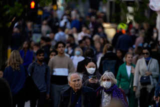 Άνθρωποι σε δρόμο με μάσκες Άνθρωποι σε δρόμο με μάσκες