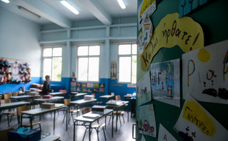 Θρανία σε σχολική αίθουσα Θρανία σε σχολική αίθουσα