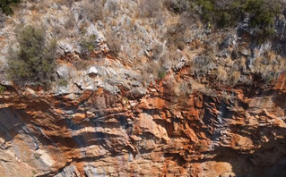 Τα κάθετα βράχια στη μαύρη τρύπα της Μάνης