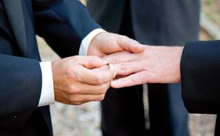 «Γάμος για όλους»: Από 1η Ιουλίου θα μπορούν να παντρευτούν τα ζευγάρια του ίδιο φύλου στην Ελβετία