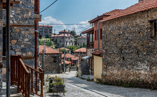 Γραφικό σοκάκι στον Παλαιό Άγιο Αθανάσιο