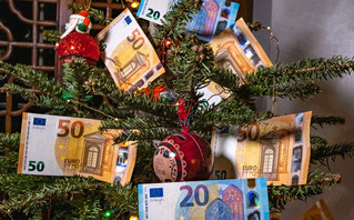 Χρήματα σε χριστουγεννιάτικο δέντρο