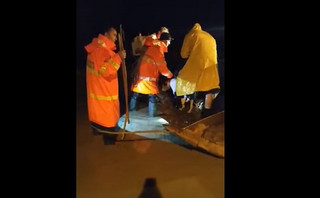 Δυτική Αχαΐα: Καρέ – καρέ διάσωση πολίτη και των σκύλων του από ορμητικά νερά &#8211; Δείτε το βίντεο