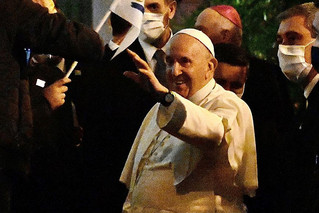 Πάπας Φραγκίσκος: Εκδηλώσεις αγάπης από πιστούς στον Καθεδρικό Ναό Αγίου Διονυσίου Αρεοπαγίτου – Δείτε φωτογραφίες