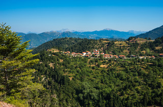 Ευρυτανία: Το χωριό με την εκπληκτική θέα στη λίμνη Κρεμαστών