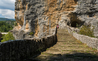 Η σπηλιά του Νταβέλη δίπλα στο γεφύρι του Κόκκορη στο Ζαγόρι