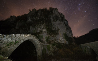Το γεφύρι του Κόκκορη στο Ζαγόρι τη νύχτα